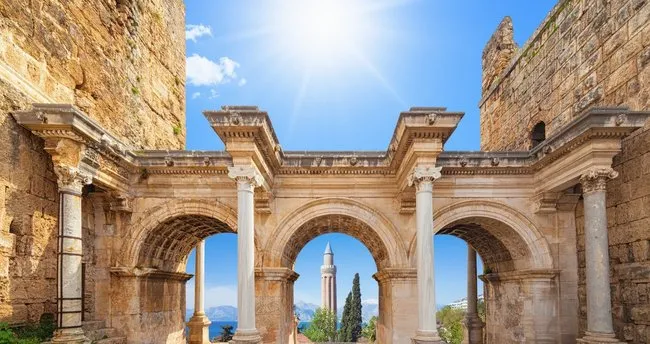 Hadrian Kapısı Nerede, Nasıl Gidilir? Antalya Üç Kapılar Hikayesi, Tarihi ve Özellikleri