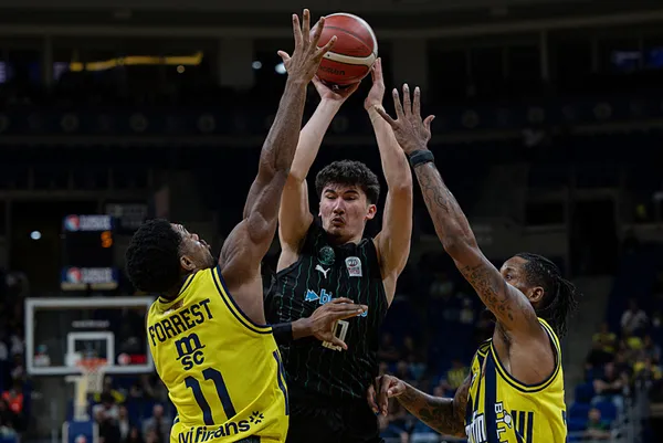 fenerbahce-tarfin-biotekno-korfez-basketi-maglup-etti-1791125971695.jpeg