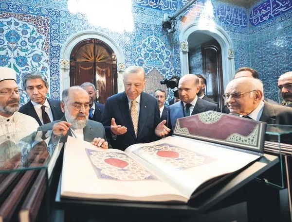 erdogandan-kutsal-emanetlere-ziyaret-1712351050944.jpeg
