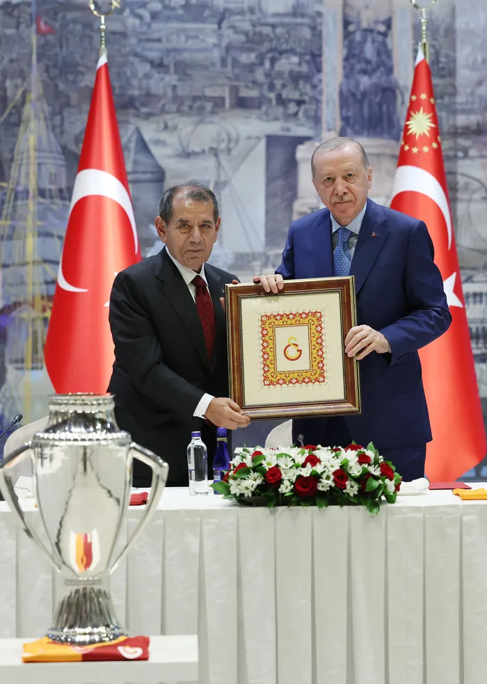 baskan-erdogan-galatasaray-futbol-takimini-kabul-etti-1779102723089.jpg