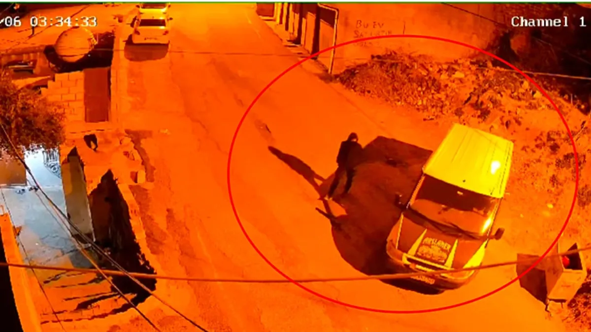 Mardin’de 2 hırsızdan akılalmaz hareket: Minibüsü iterek çalmaya çalıştılar! Mardin’de 2 hırsızdan akılalmaz hareket: Minibüsü iterek çalmaya çalıştılar!