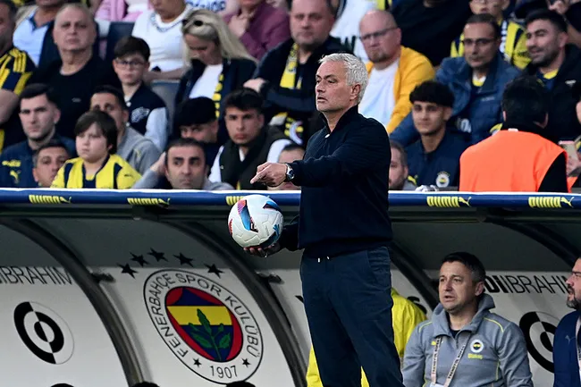 fenerbahcede-mourinhoya-sok-hareket-meger-ipler-coktan-kopmus-1746568662486.jpeg
