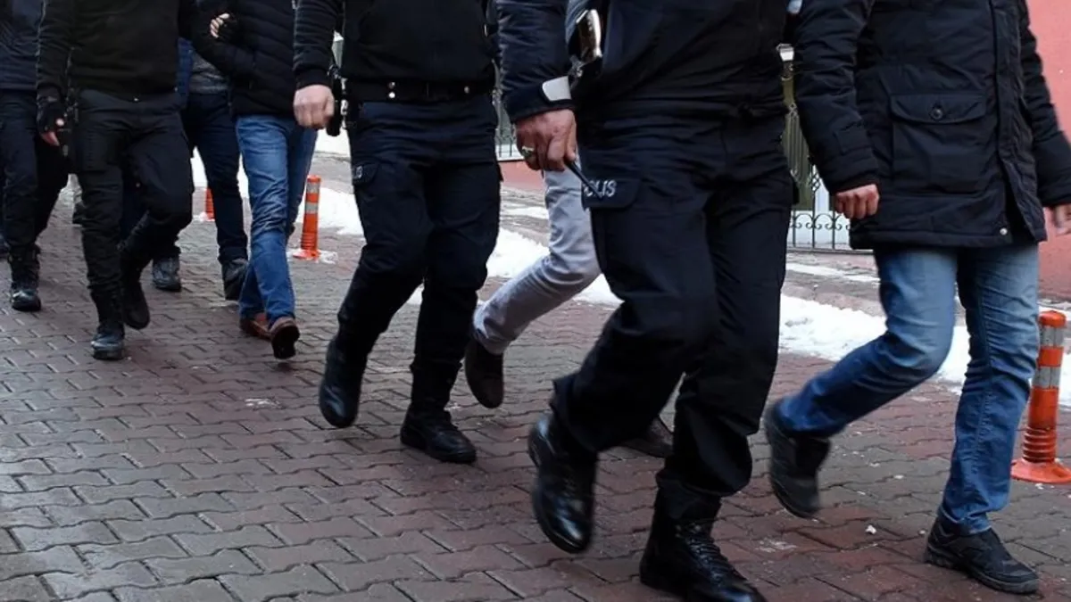 İstanbul’da eş zamanlı göçmen kaçakçılığı ve sahte belge operasyonu: 18 gözaltı İstanbul’da eş zamanlı göçmen kaçakçılığı ve sahte belge operasyonu: 18 gözaltı
