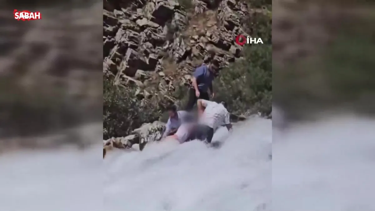 Van'da korku dolu anlar: Akıntının ortasında kalan çocuğun son anda kurtarıldığı görüntüler kamerada