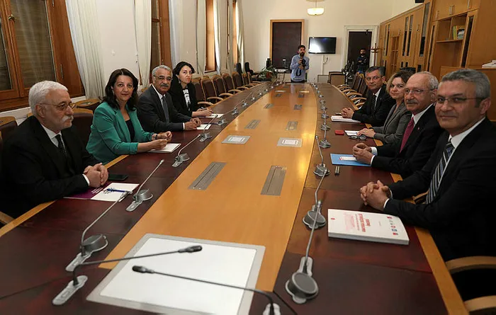 sehit-annelerinden-chp-hdp-gorusmesine-sert-tepki-terorist-hdp-isbirlikci-chp-1679371117202.jpg Şehit annelerinden CHP-HDP görüşmesine sert tepki: 'Terörist HDP, işbirlikçi CHP'