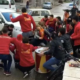 Kaza yapan araç, Galatasaray taraftarlarının arasına daldı!