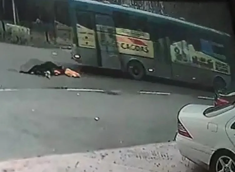 Halk otobüsünden düşen kadın öldü