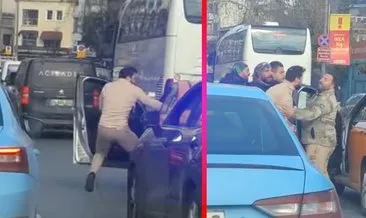 Trafiği hiçe sayıp yol ortasında birbirlerine girdiler! Tekmeli yumruklu kavga kamerada #istanbul