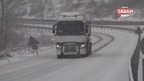 Zonguldak'ta yoğun kar yağışı... Sürücüler zor anlar yaşadı | Video