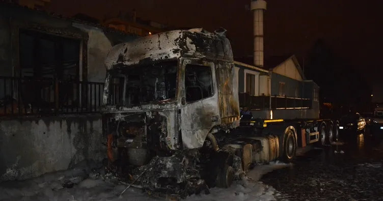 Esenyurt’ta park halindeki iki TIR yandı