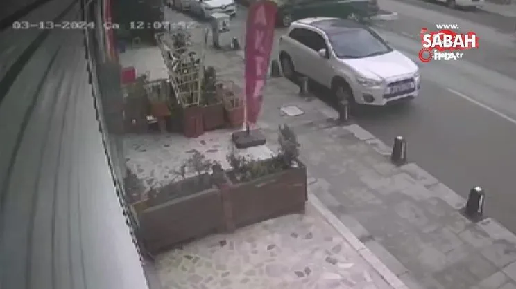 Sancaktepe’de otomobille otobüsün kafa kafaya çarpıştığı kaza kamerada | Video