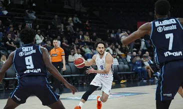 Anadolu Efes evinde galip!