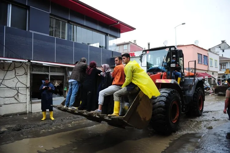 Devlet tüm imkânlarıyla yaraları sarmak için seferber oldu! Sular çekildi acı tablo ortaya çıktı