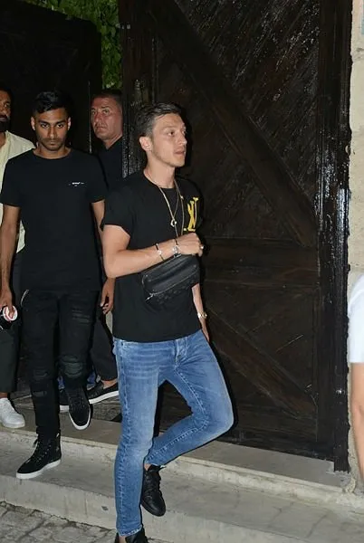 Mesut Ãzil'den seyyar çiçek satıcılarına tepki