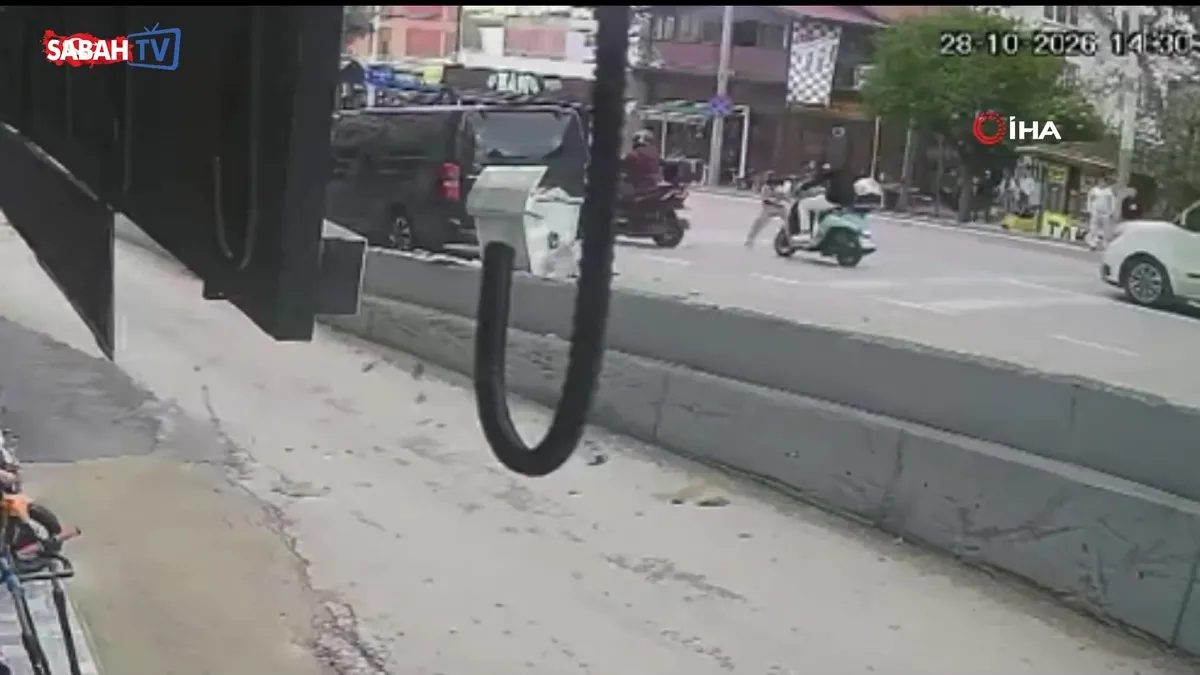 Motosiklet sürücüsü çarptığı yayayla metrelerce böyle sürüklendi | Video