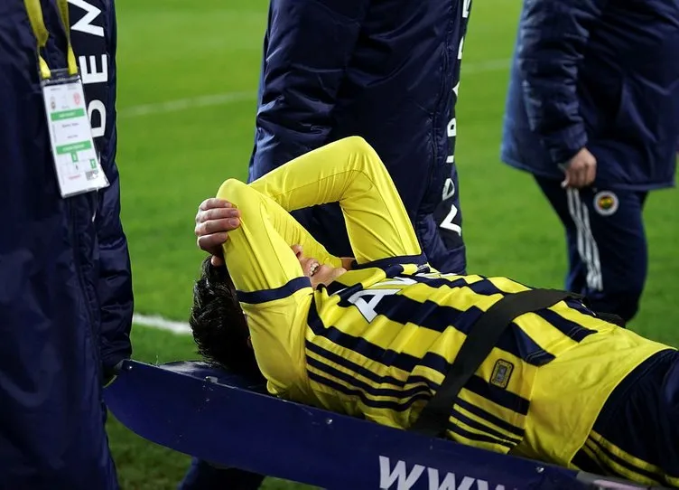 Son dakika: Avrupa Mesut Özil’in sakatlığına üzülüyor! Acı içinde yüzünü kapatıyordu...