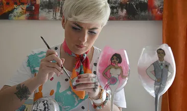 Kadehlere karikatür çiziyor