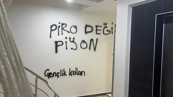 chpde-kayseri-depremi-parti-binasinin-duvarlarina-sprey-boyalarla-yazdilar-1782370332795.jpeg