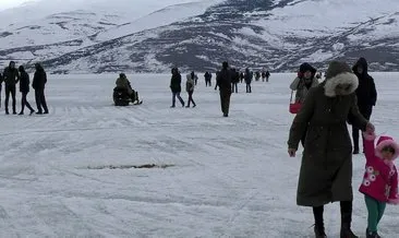 Buz tutan Çıldır gölünde doğum günü kutlayıp horon teptiler #ardahan