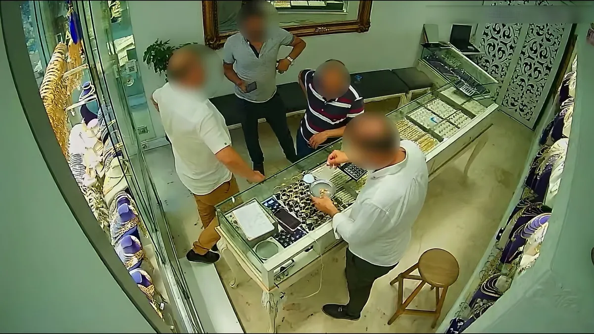 Polisten ‘Gülen yüz’ operasyonu: Kuyumculara sahte altın diş sattılar! Polisten ‘Gülen yüz’ operasyonu: Kuyumculara sahte altın diş sattılar!