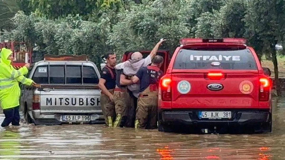 Manisa’da kuvvetli sağanak etkili oldu! Bazı ev ve iş yerlerini su bastı Manisa’da kuvvetli sağanak etkili oldu! Bazı ev ve iş yerlerini su bastı