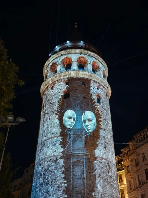 kahraman-sehitler-galata-kulesine-yansitildi-1784142393494.jpg