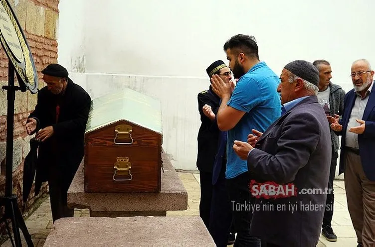 Vahşice yakılarak öldürülen 5 kişilik aile tek tabutta bebek mezarına defnedildi