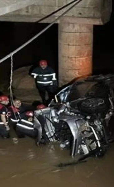 Sivas’ta Kızılırmak Nehri’ne uçan otomobildeki 3 kişiyi itfaiye kurtardı