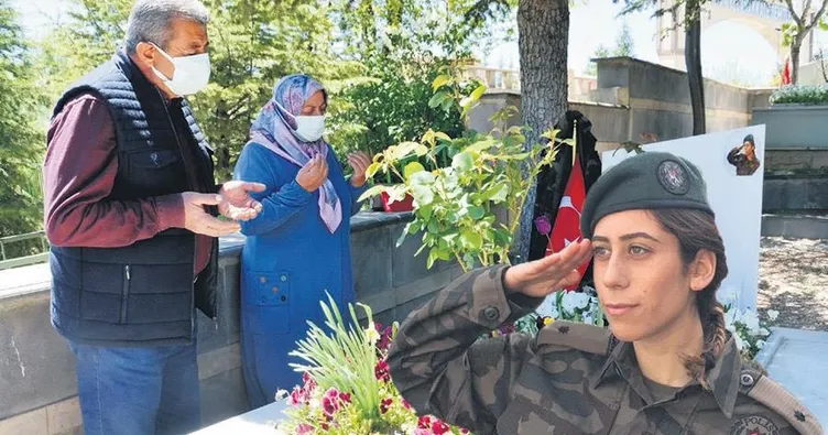 Üniformanın üzerinde hâlâ kokun var