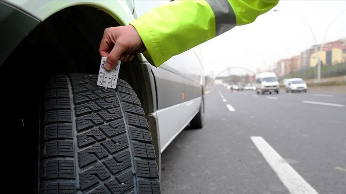 Sürücüler için yarından itibaren zorunlu olacak! Bakan Uraloğlu’ndan kış lastiği uygulaması uyarısı Sürücüler için yarından itibaren zorunlu olacak! Bakan Uraloğlu’ndan kış lastiği uygulaması uyarısı