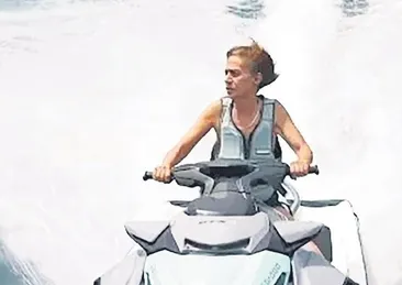Jet Yıldız yüzme öğreniyor