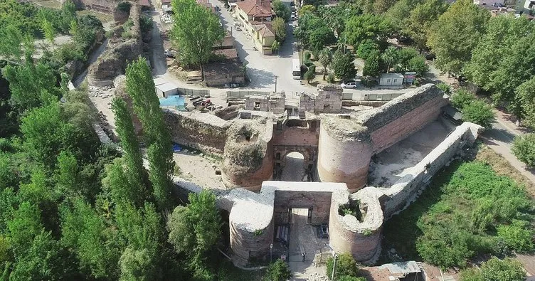 İznik’teki 2 bin yıllık tarihi İstanbul Kapı’nın altında ipek yolu bulundu