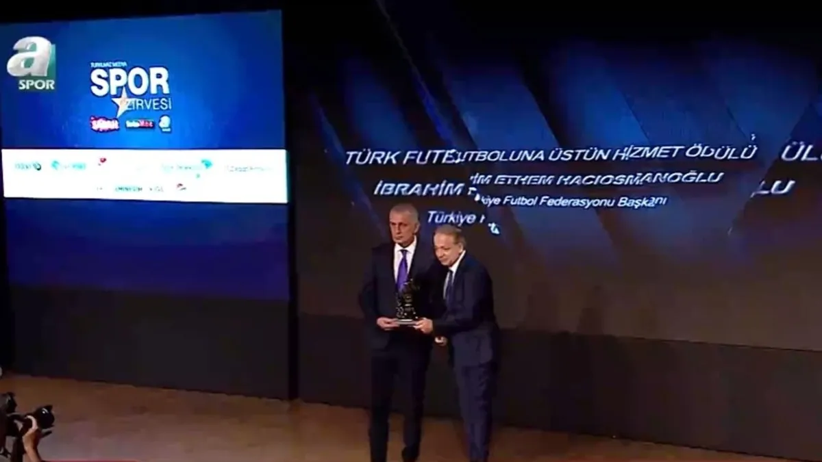 TFF Başkanı Hacıosmanoğlu’na üstün hizmet ödülü! “Türk futbolunu marka haline getireceğiz” | Turkuvaz Medya’da spor zirvesi – Galeri TFF Başkanı Hacıosmanoğlu’na üstün hizmet ödülü! “Türk futbolunu marka haline getireceğiz” | Turkuvaz Medya’da spor zirvesi – Galeri