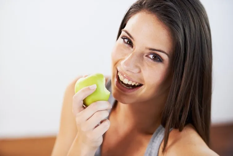 Her gün 1 tane elma yediğinizde bu hastalıklar yok oluyor!