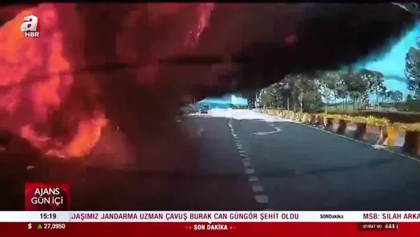 Malezya'daki uçak otoyola çakıldı! Korku dolu anlar kamerada | Video