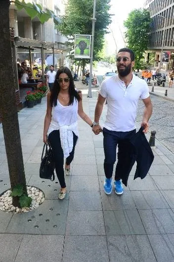 Arda Turan ile Aslıhan Doğan ilk kez el ele