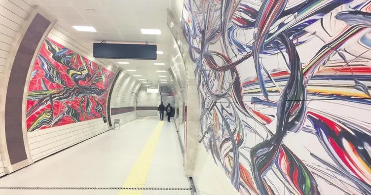 Metrolardaki resimlerini milyonlar görüyor