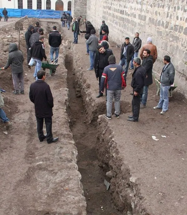 Jitem'in karargahından kemik fışkırdı