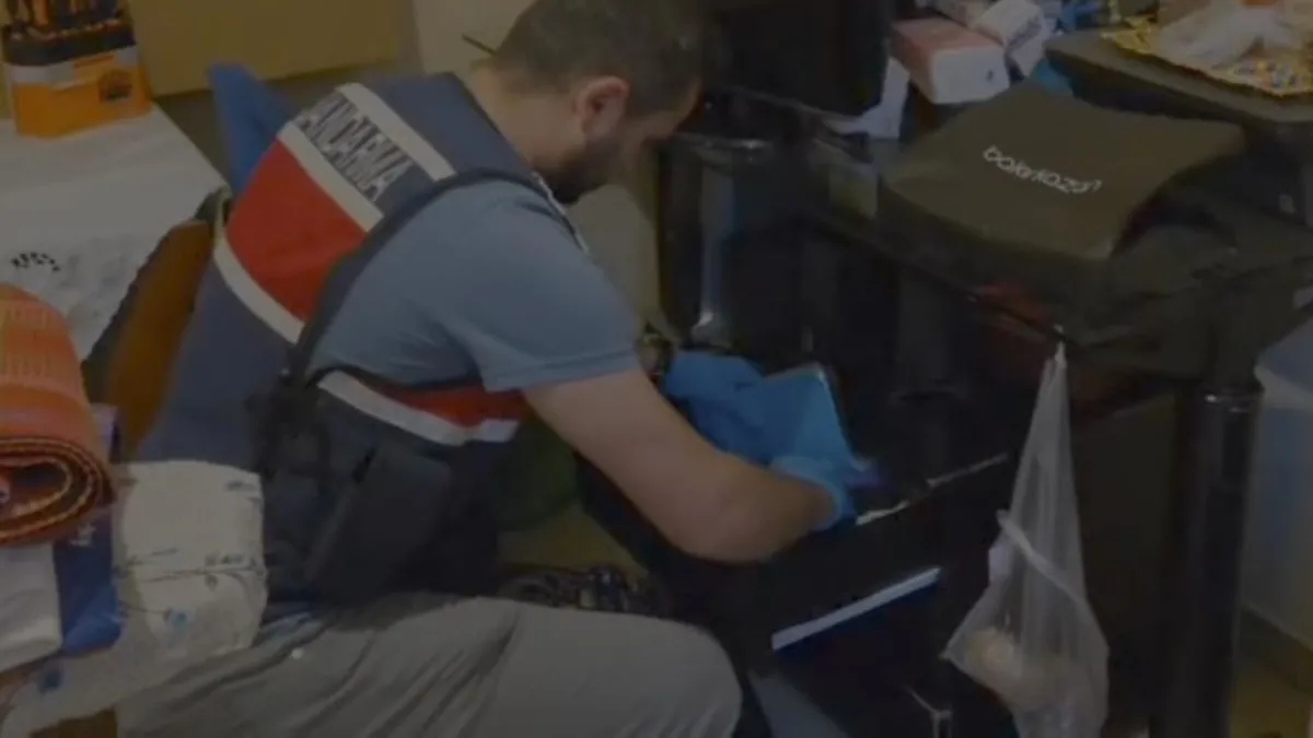 Polis ekiplerinin yasa dışı bahis operasyonu kapsamında düzenlediği baskınlardan bir görüntü.