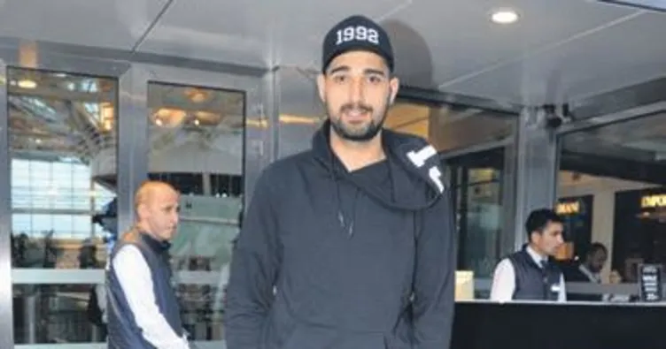 Kendi ürünlerini giyiyor