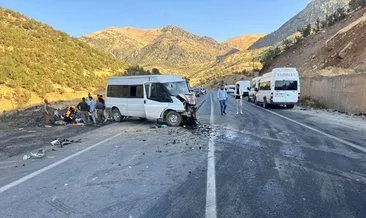 Şırnak’ta yolcu minibüsü ile hafif ticari araç çarpıştı: 11 yaralı #sirnak