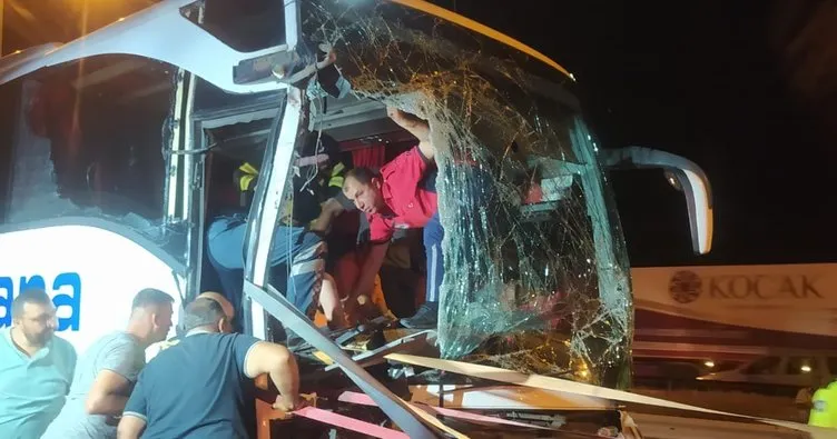 Tarsus’ta yolcu otobüsü kamyona çarptı: 7 yaralı