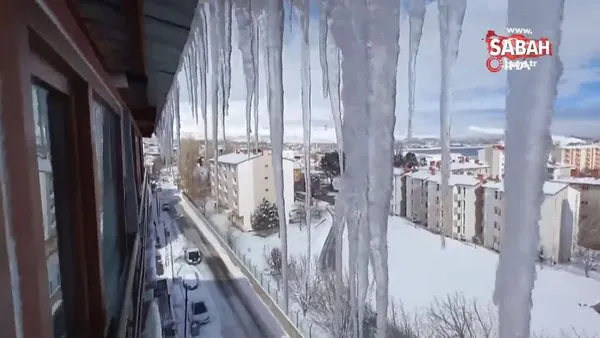 Çatılarda 2 metrelik buz sarkıtları oluştu | Video