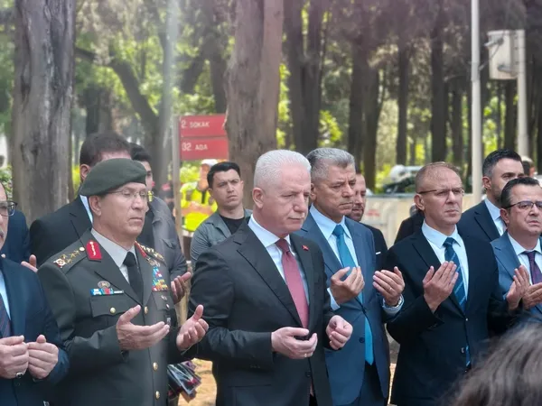 vali-gulden-sehit-ailelerine-bayram-tebrigi-tum-mezarlara-karanfil-birakti-1779784608445.jpg