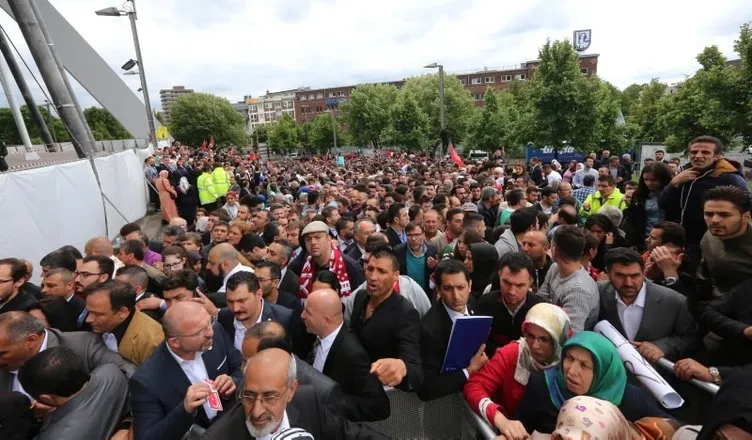 Binlerce kişi Köln’de Erdoğan için toplandı