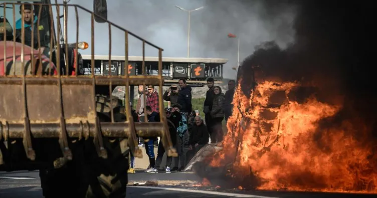 Fransa’da çiftçilerden protesto! Sosyal güvenlik kurumu binası ateşe verildi