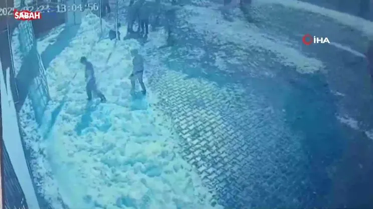 Muş'ta ilkokul öğrencisinin başına buz kütlesinin düştüğü anlar kamerada | Video