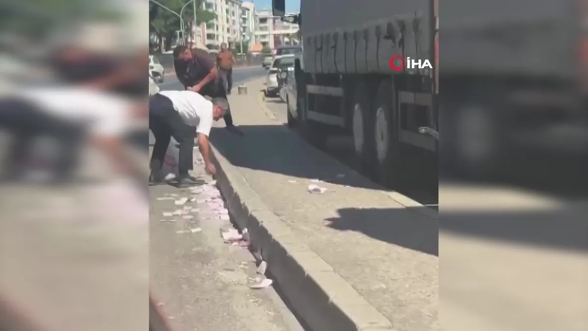 Trafiği durdurdu, yola saçılan paralarını toplamaya çalıştı | Video videosunu izle Trafiği durdurdu, yola saçılan paralarını toplamaya çalıştı | Video videosunu izle