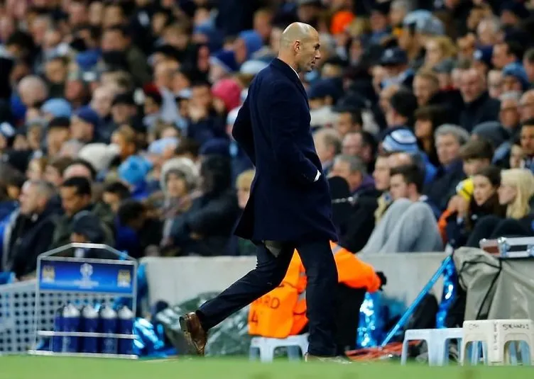 Zidane’ın pantolonu yırtılınca...
