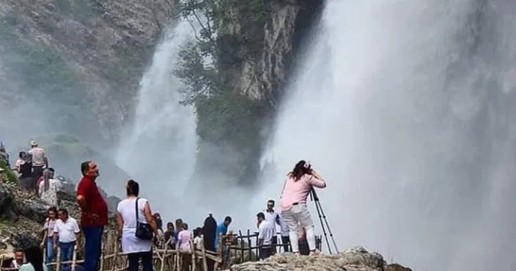 Kapuzbaşı şelalelerine ziyaretçi akını